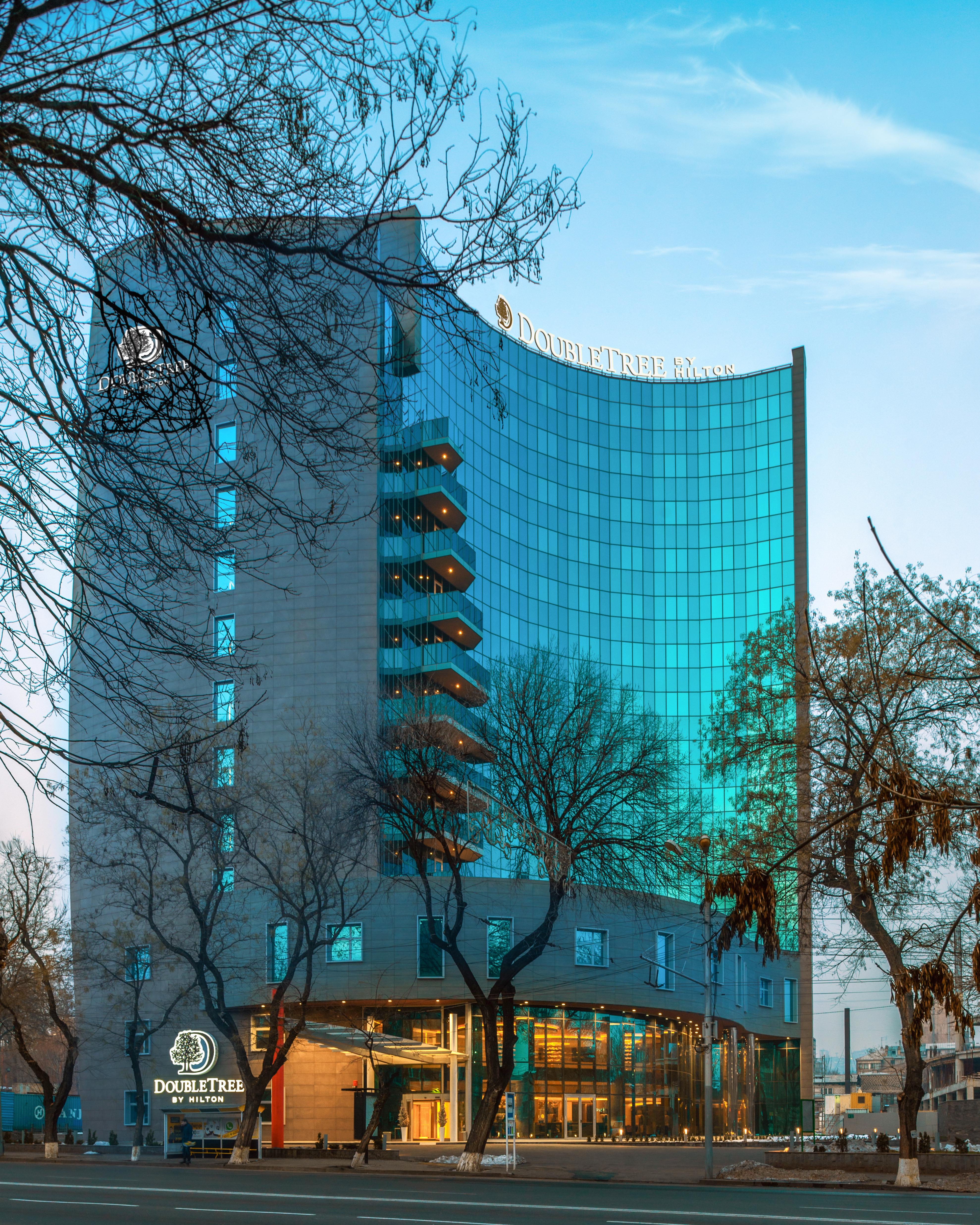 Doubletree By Hilton Yerevan City Centre מראה חיצוני תמונה