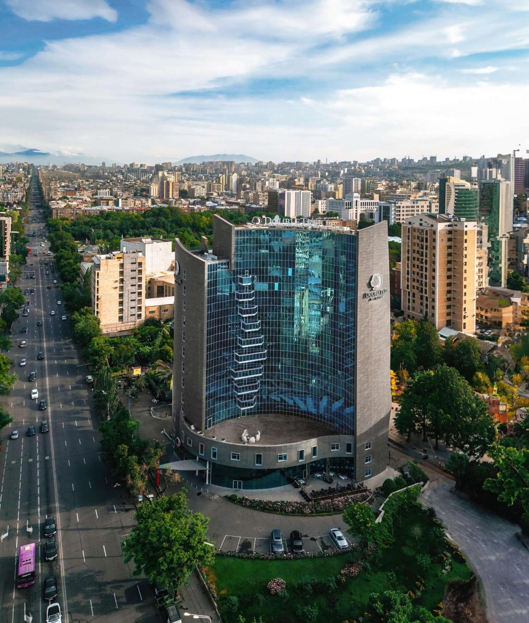 Doubletree By Hilton Yerevan City Centre מראה חיצוני תמונה